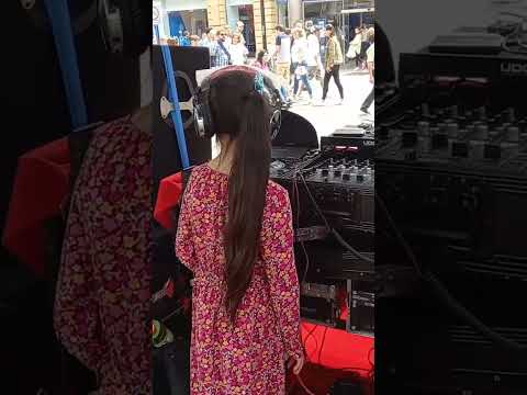 Video: Dječji DJ: Rochelle hvata postove Fotografija kćeri Alaia-Mai na palubi