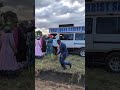 Nur JESUS rettet - originelles Missionsmobil auf einem Feld in Nakuru, Kenia