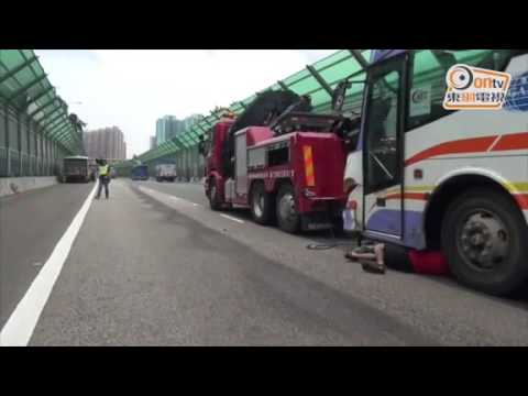 粉嶺公路旅巴撼貨車　司機一度被困