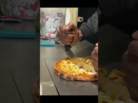 Charcoal pizza 🍕 🤤🤤#foodie #pizza #shorts #viralshorts #pizza #recipe #trending