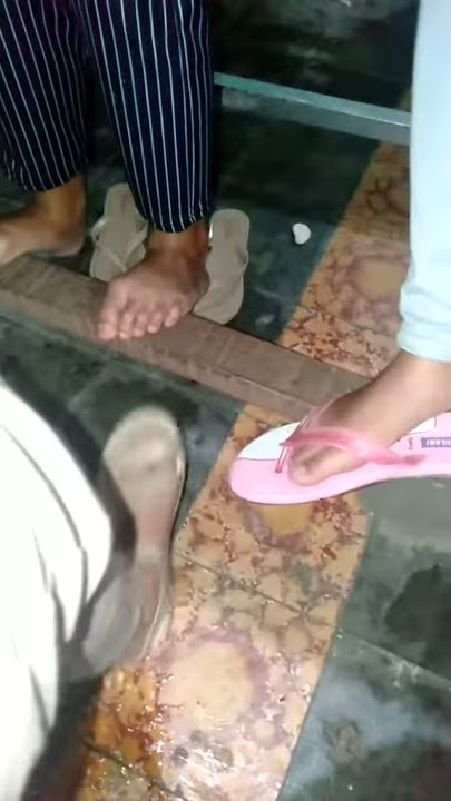 Di bawah meja makan titin