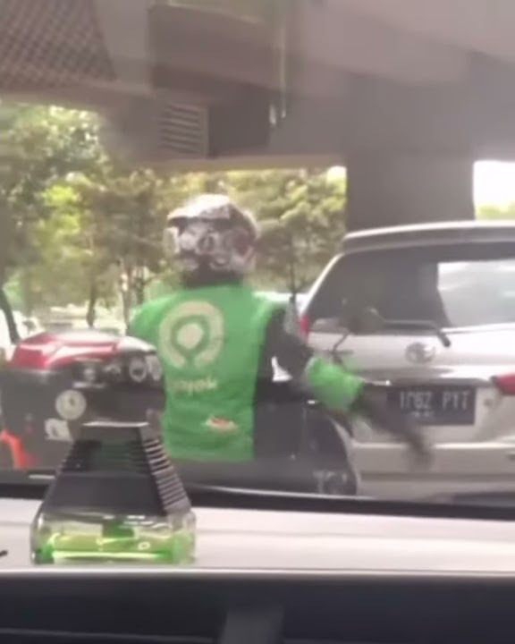 Gojek joget di jalan