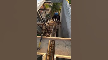 Đóng cầu cốp pha cầu thang xương cá