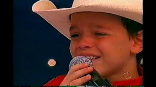 Raul Gil deu uma viola para Fabinho da Viola.