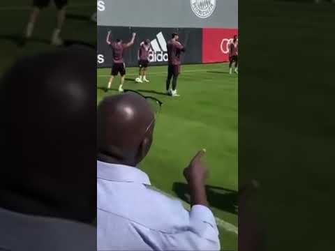 Sadio mane parle wolof avec un monsieur en pleine séance au bayern