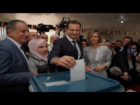 بشار الأسد وزوجته أسماء يدليان بأصواتهما في الانتخابات الرئاسية في دوما