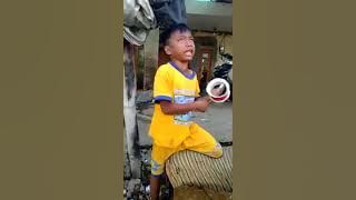 Viral, Anak kecil Nangis ketika Main layangan kalah diketawain temannya😂