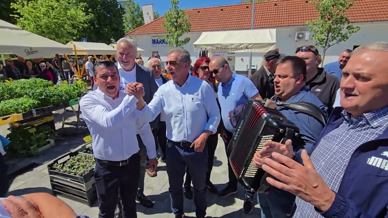 Veselo na tržnici: Milinović i Bukovac pjevaju ličke pjesme