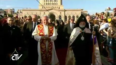 Հռոմի Պապը համբուրում և օրհնում է մանուկներին