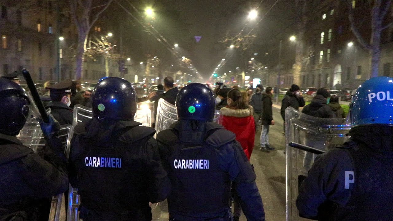 Milano, No Green Pass tentano di bloccare viale Abruzzi. Respinti dalla polizia (4K)