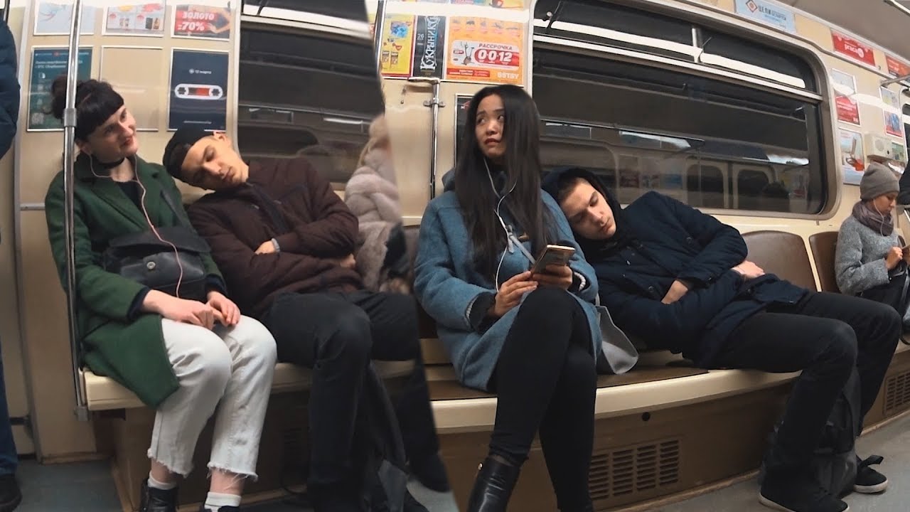 Спящие в метро люди Спящие в метро люди