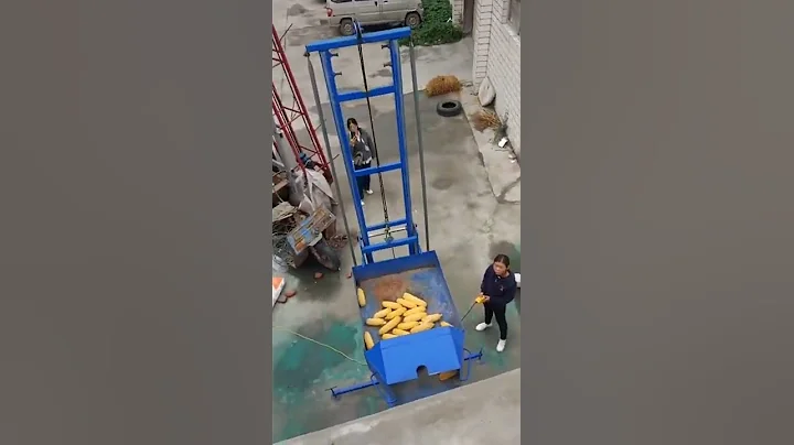The full-automatic bucket elevator on the construction site can lift 10 meters high