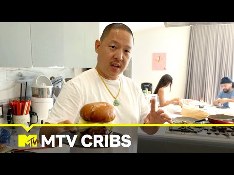Eddie Huang Chefs It Up 🍳 + Debi Mazar Shows Off Her Beautiful Collections 😍 MTV Cribs thumbnail