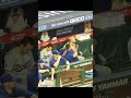 大谷翔平選手とコーチの会話が多分きこえているベッツ。大谷選手の去り際ちらり。手前でジャーマンスープレックスかけようとしてるのはカーショウ？#大谷翔平 #ドジャース