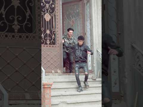 رجل كبير يضرب طفل صغير والطفل يجيب اخوه اكسبلور