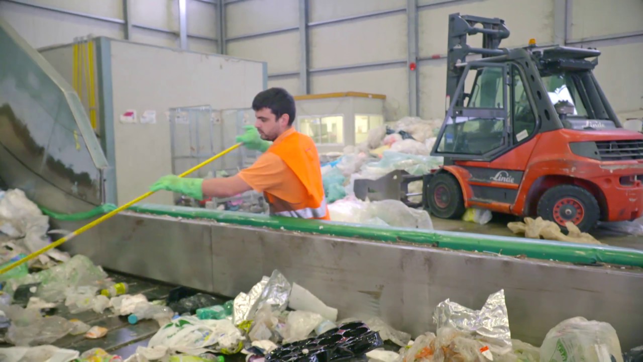 Lavorazione di carta e plastica presso l'impianto di S.A.BA.R. S.p.A. a Novellara (RE)