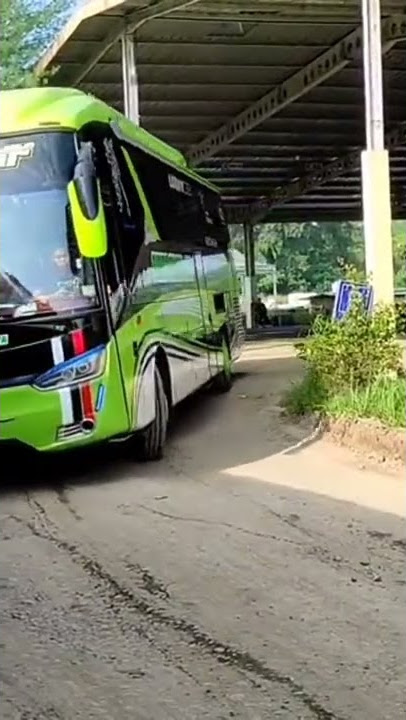 Bus Sudiro Tunggal Jaya STJ berangkat dari garasi bus