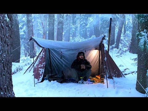 Снежный кемпинг с горячей палаткой в старовозрастном лесу | Сырный стейк в дровяной печи