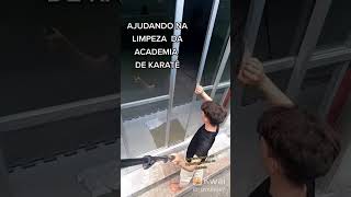 Ajudando Com A Limpeza, Academia De Karatê Reflexo