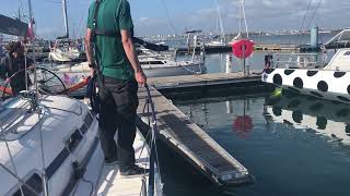 Manoeuvre de port en arrière en catway - Rückwärts in die Box Reinfahren