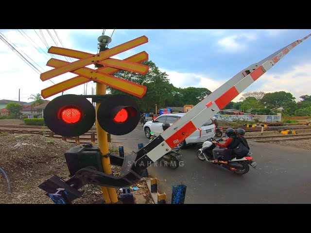 Railroad Crossing Indonesia | Perlintasan Kereta Api 2022 class=