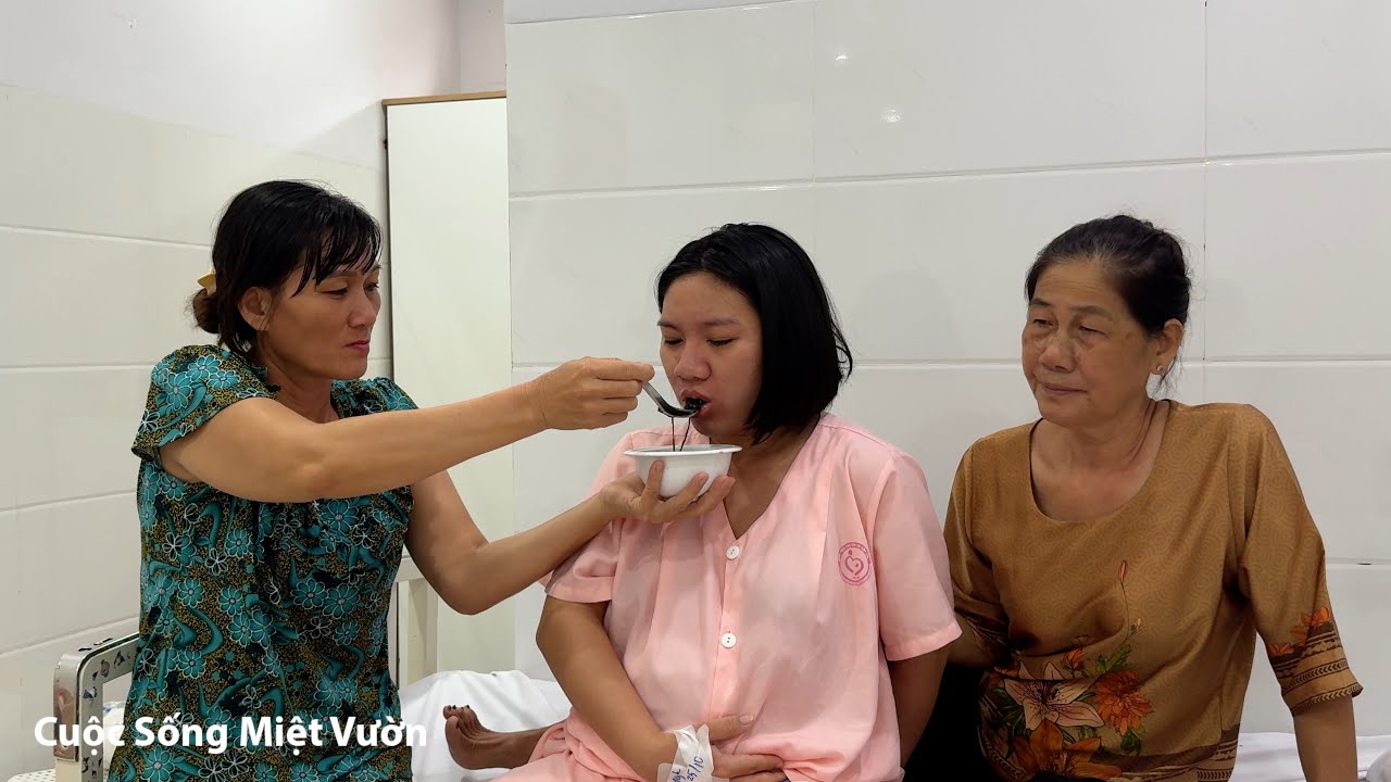 Bà nội cũng đã có mặt ở bệnh viện chăm cháu | Cuộc Sống Miệt Vườn - YouTube