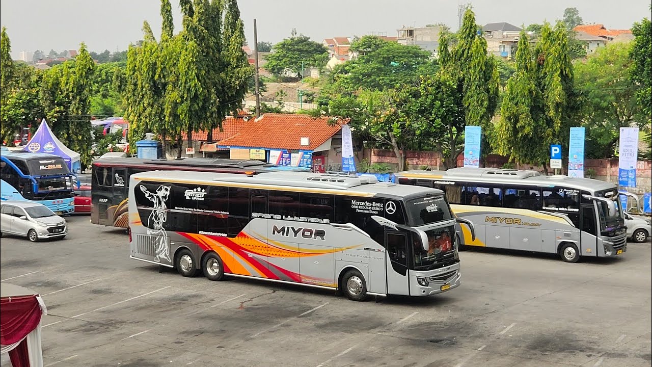 TERMINAL KAMPUNG RAMBUTAN PINTU KELUAR SAAT MUDIK 2025 BUS SUMATERA BARAT PADANG MENDOMINASI PAGI