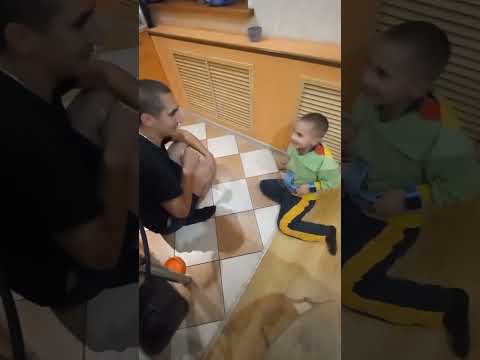 отец учит сына отжиматься #отецисын #фитнес #разминка #зарядка #бодрость #спорт