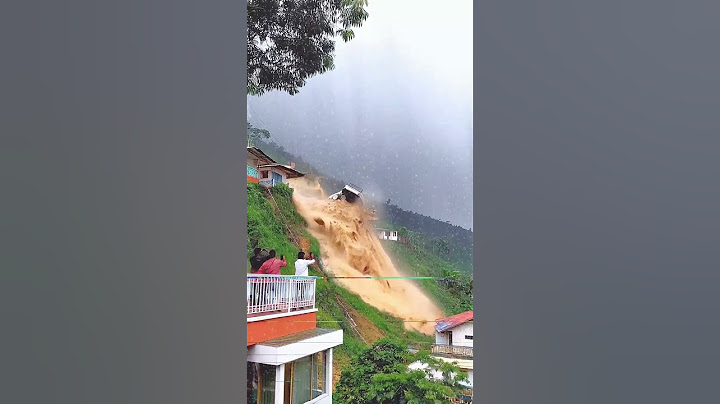 enxurrada e deslizamento arrastam carros e casas em morro #viral #chuva #medo #waves #tsunami