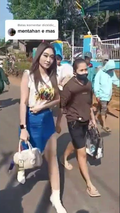 difarina Indra jalan kaki