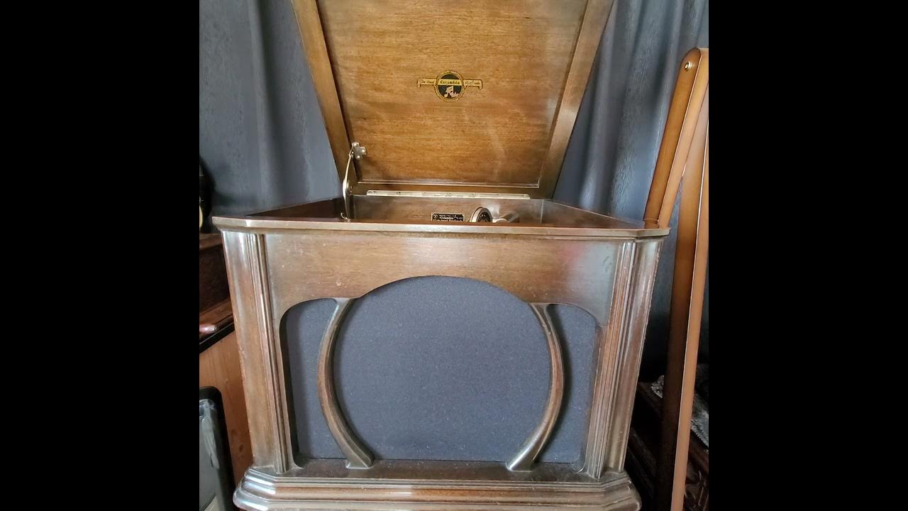 西村 つた江 ♪酒場の灯り♪ 1954年 78rpm record. Columbia Model No 116 phonograph