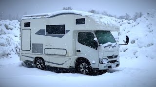 [Subtitle] Car Camping Sleeping Overnight in Heavy Snow