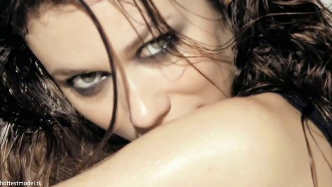 Porno: Chiroyli qiz eshakda sikiladi