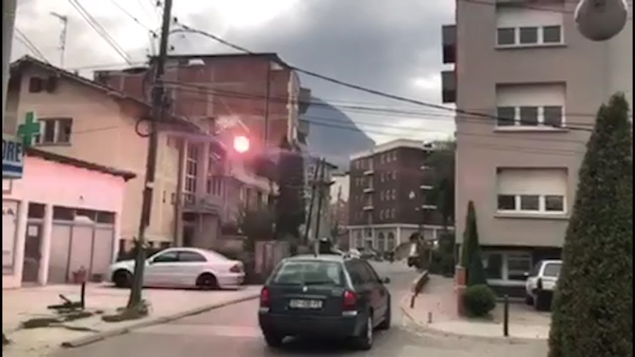 Telat e rrymës marrin flakë në Pejë nga era e fortë – Lajmi.net