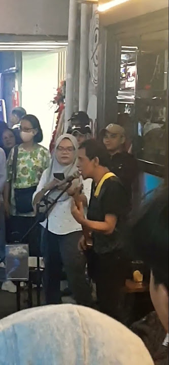 Duet👯‍♂️ sekaligus duel🤼‍♂️ 'nada tinggi'🎶 antara musisi trotoar Braga dengan pengunjung saat wiken👏