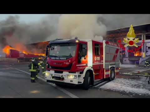 Video Brucia un magazzino Bartolini a Milano, in fiamme 8.000 metri quadri e vari semi-rimorchi