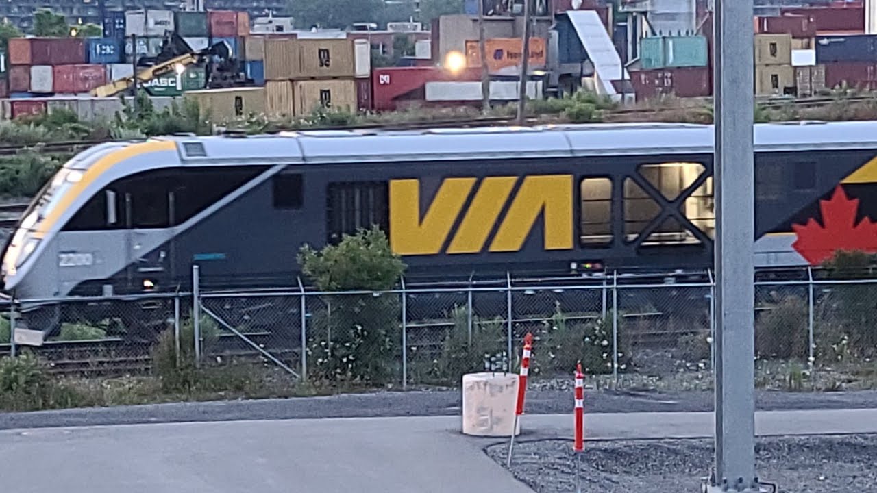 VIA Rail new Siemens SC-42 (Charger) locomotive + Siemens Venture train ...