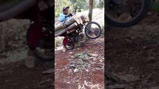 Cargando madera en su moto y casi se mata