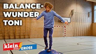 Toni (8) läuft auf dem Ball wie im Schlaf! | Klein gegen Groß