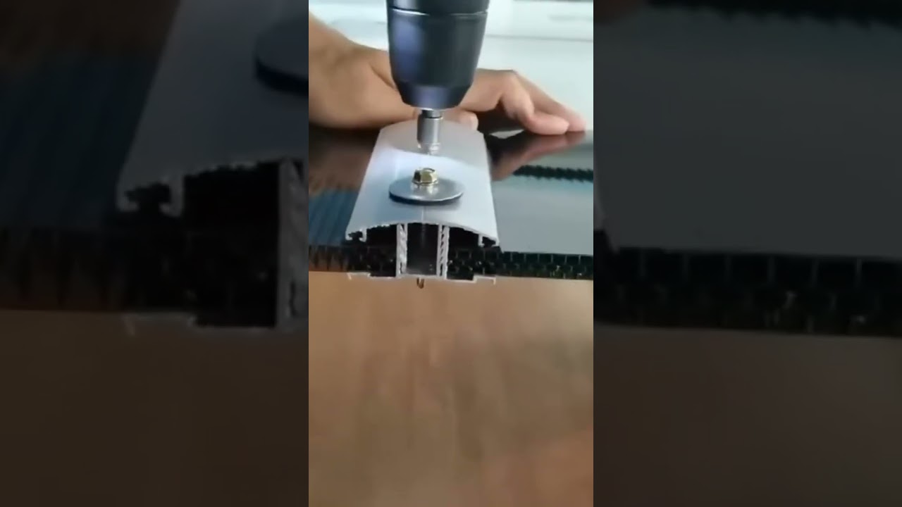 Comment joncter 2 plaques en polycarbonate alvéolaire avec le profil en aluminium et les vis