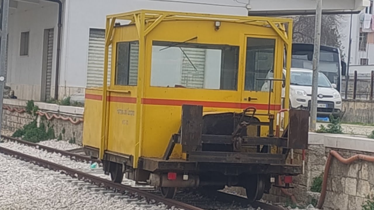Carro lavoro MTC-001 Ferrovie del Gargano in sosta a Lucera - YouTube