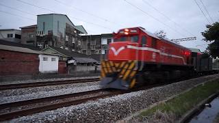 7802次貨物列車通過大林鎮中興路地下道