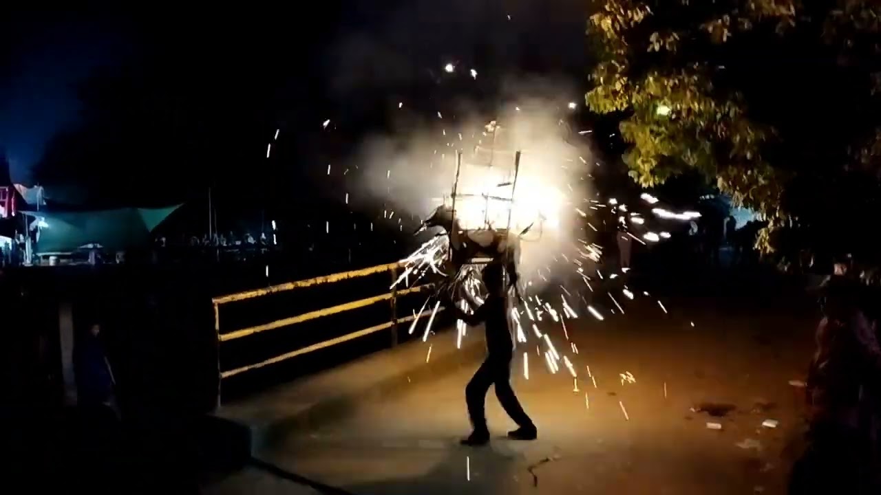 BANDA FLOR DE CAÑA Y BANDA TIERRA NUESTRA TOCANDO EN LA QUEMA DE TORITOS. ATLALCO YAHUALICA HGO.