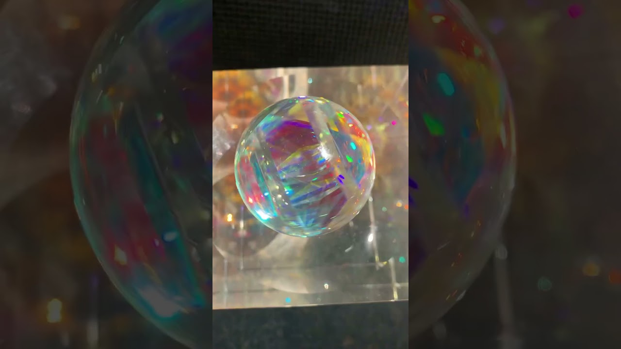 A spinning dichro sphere