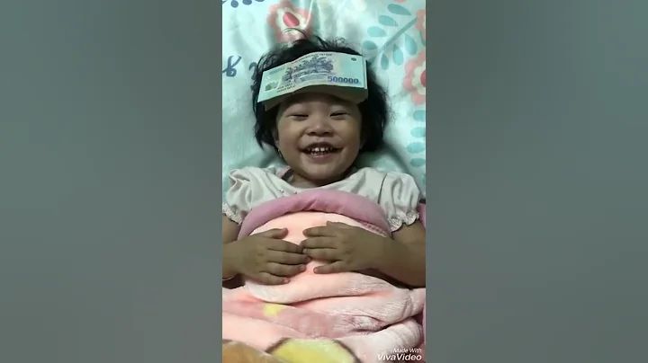 Khổ thân em bé trả vờ ốm đòi đồ chơi