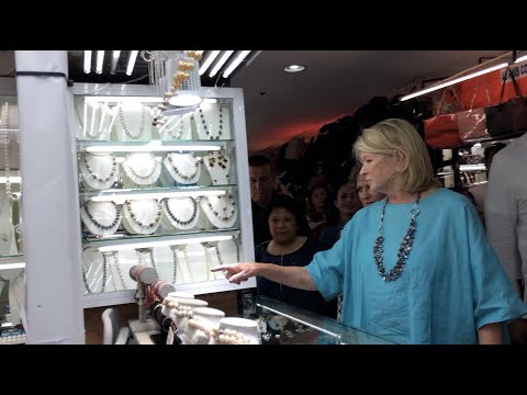 Martha Stewart shops for jewelry in San Juan mall