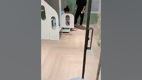 Video Cửa trượt không ray dưới 3 cánh kết hợp vách kính cường lực uốn cong