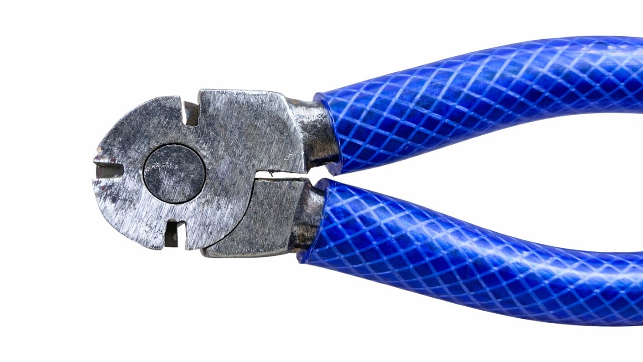 Не выбрасывайте старые плоскогубцы и петли! Превратите их в необходимые предметы домашнего обихода.