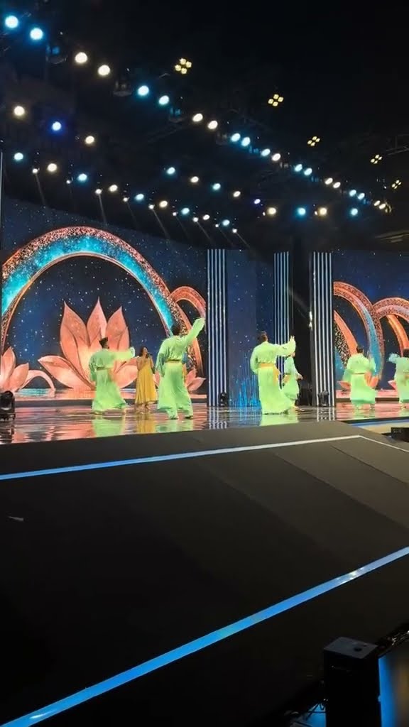 Zeb Bangash Mesmerizes at HUM TV's 20th Anniversary Celebration! ???✨