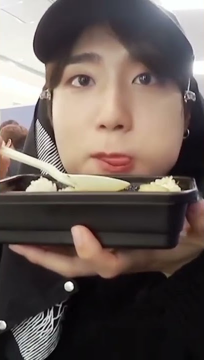 Han jisung and his cute habit of stuffing food in his cheeks 🤧🐿